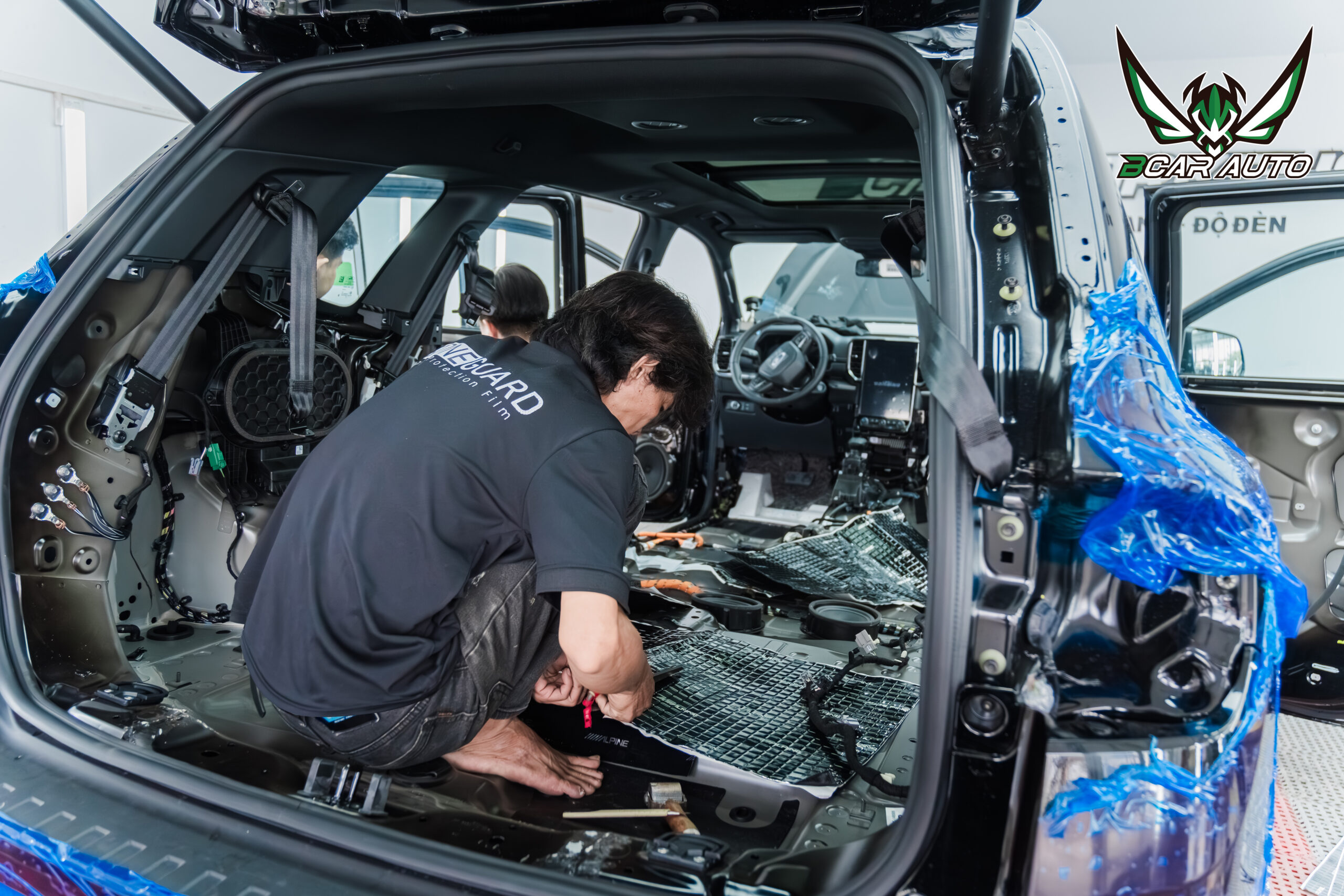 Thi công cách âm Alpine cho Ford Everest tại Bcar Auto