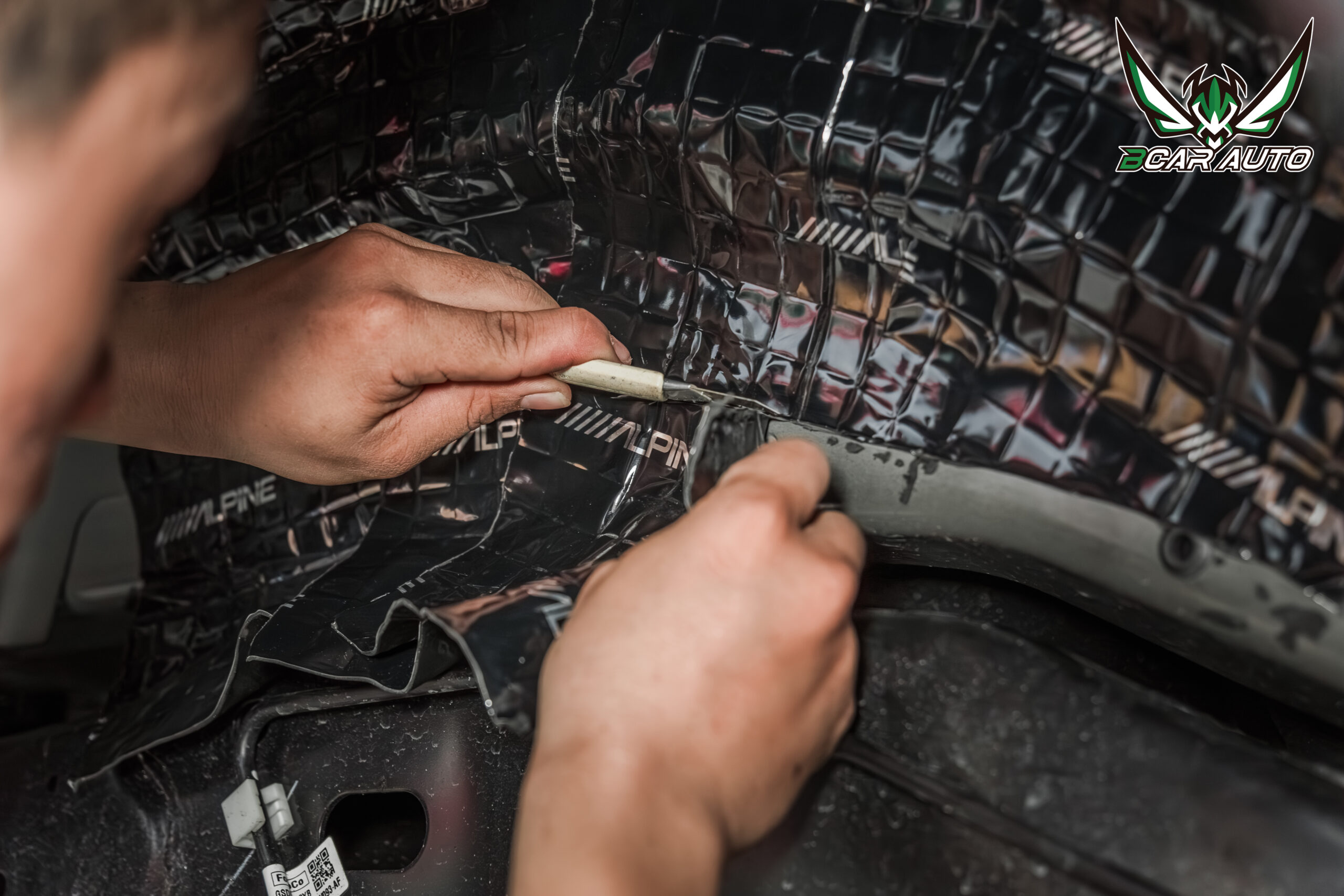 Dán vật liệu cách âm Alpine cho Ford Everest tại hốc bánh