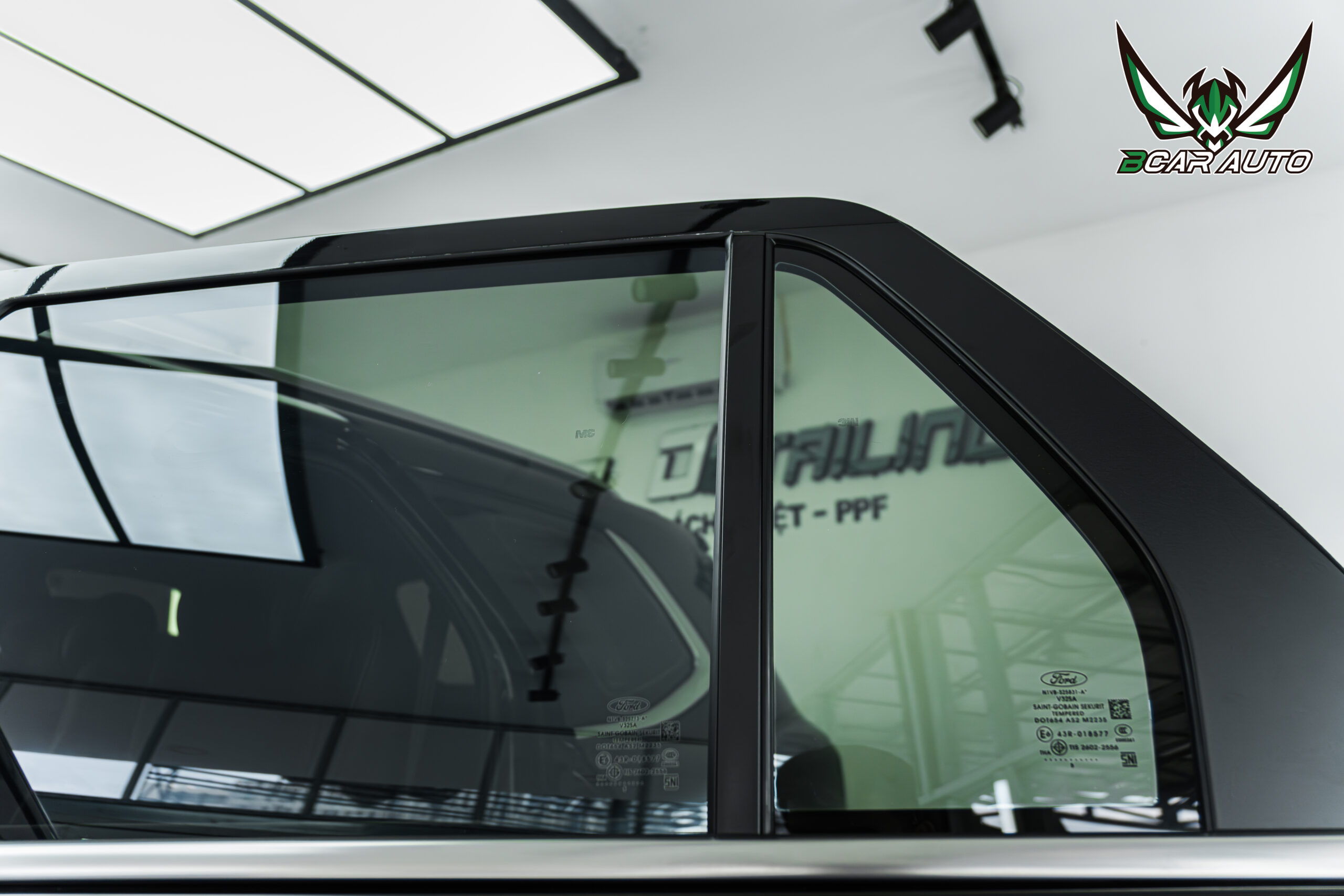 Hoàn thiện phim cách nhiệt 3M ở kính sau và kính hậu Ford Everest