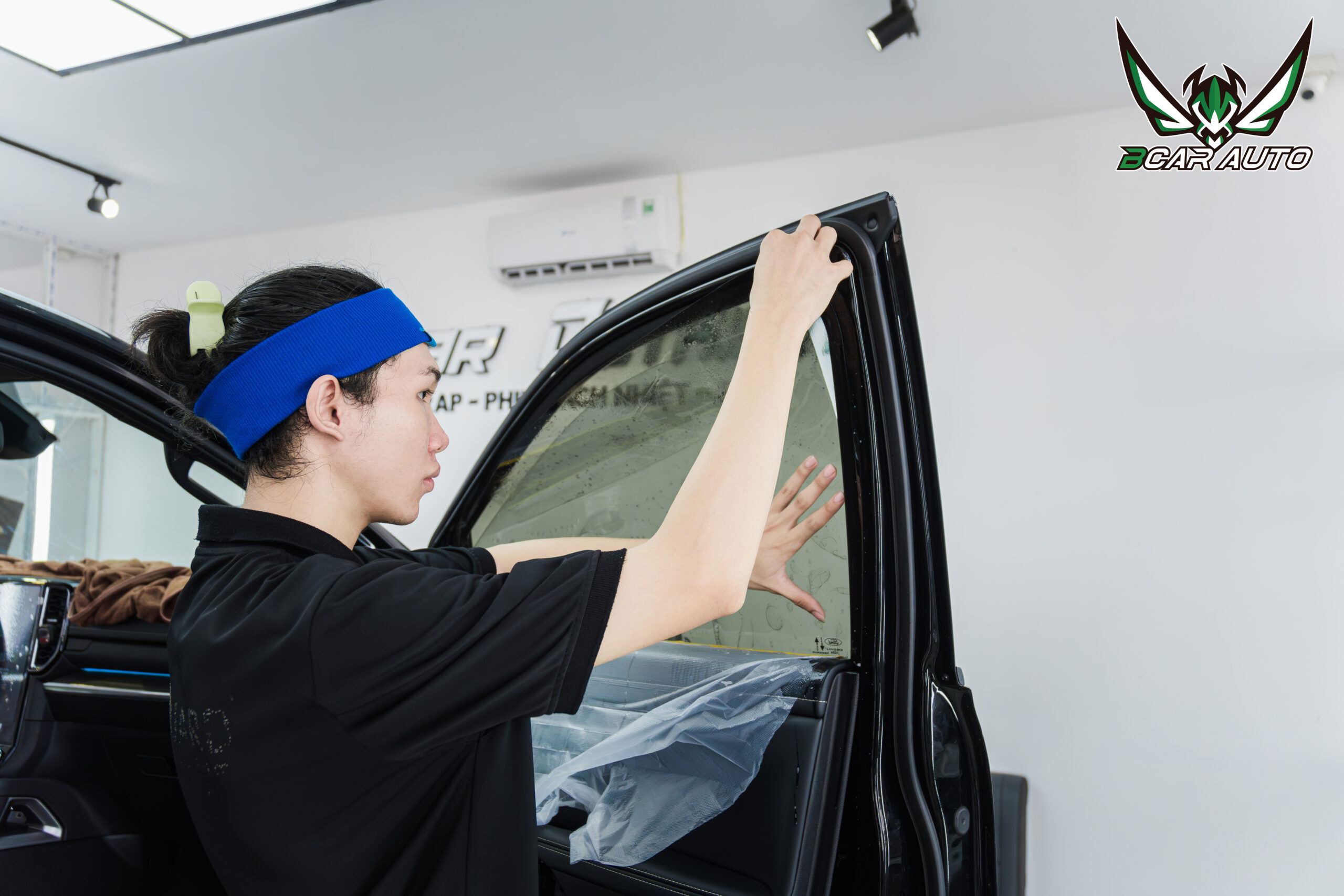 Thi công phim cách nhiệt 3M ở kính cửa Ford Everest