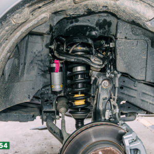 Ford Everest lắp phuộc OEM BP51 giúp cải thiện cảm giác lái, tăng độ ổn định khi đi đường xấu hoặc chở đủ tải.